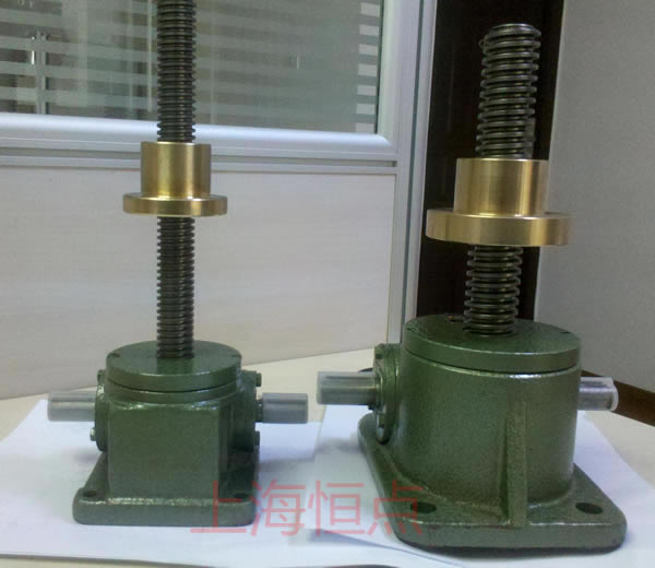 1噸和2.5噸絲杆升降機背面對比圖