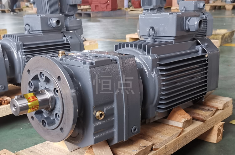 RF47系列減速機配直聯電機，立式安裝 輸出法蘭+軸 實物圖