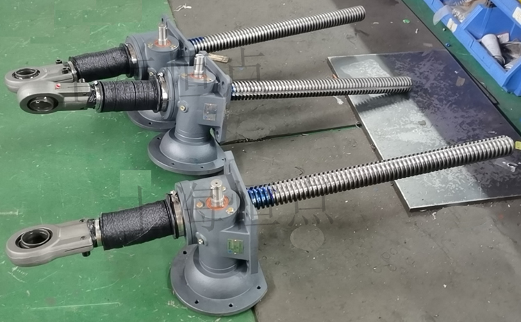 SWLD10升降機配關節軸承，配軟防護罩的實物圖